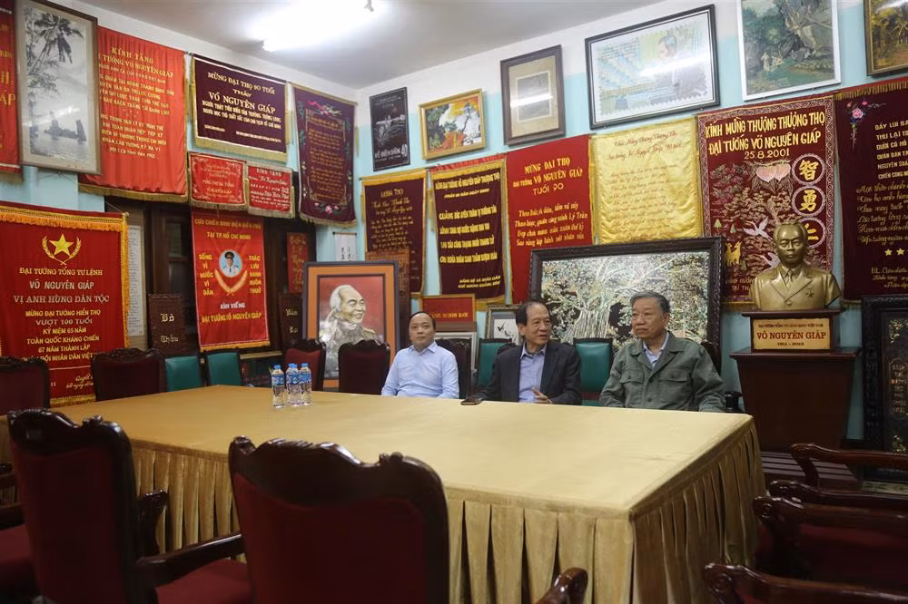 Bộ trưởng Tô Lâm thăm, chúc Tết gia đình nguyên Chủ tịch nước Trần Đức Lương và gia đình các đồng chí cố lãnh đạo Bộ Công an -4