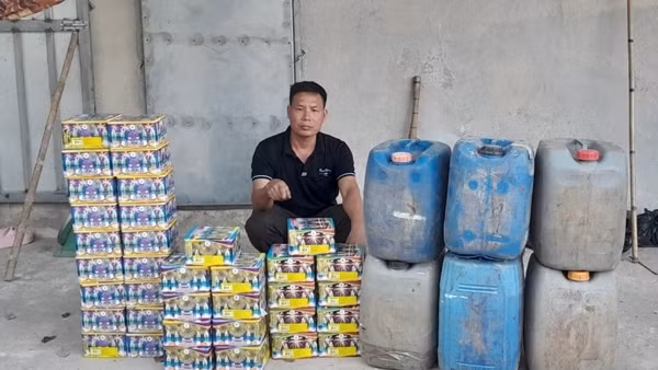 Giấu pháo lậu trong nhà nuôi yến, ngụỵ trang trong can nhựa vẫn bị phát hiện