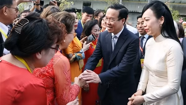 Chủ tịch nước và kiều bào dâng hương, thả cá tại Bến Nhà Rồng