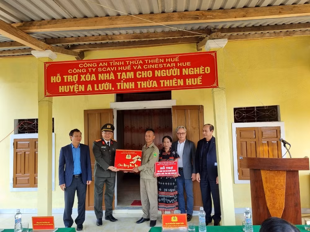 Công an Thừa Thiên Huế bàn giao 20 ngôi nhà cho các gia đình khó khăn -0