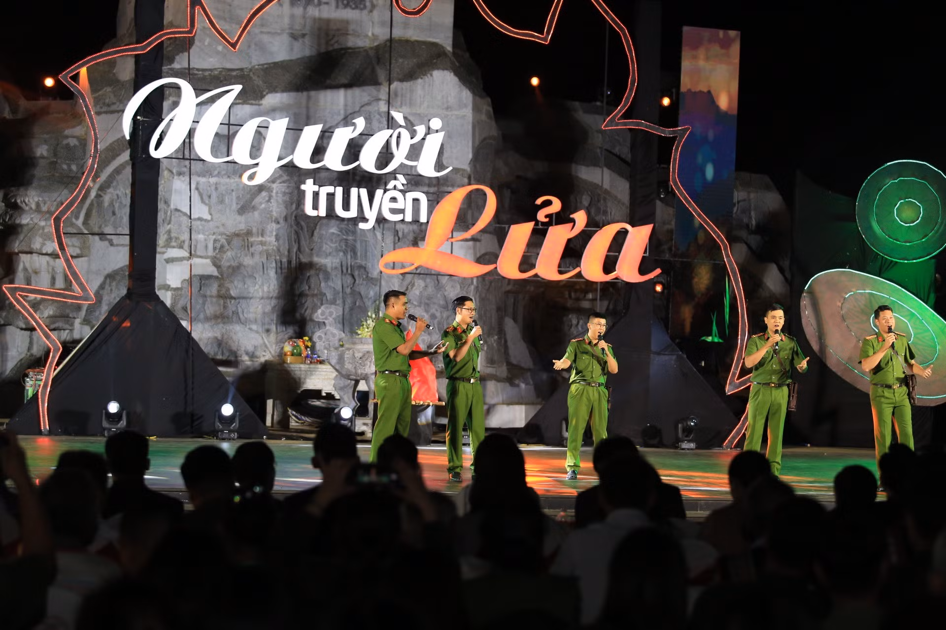 Xúc động đêm giao lưu nghệ thuật “Người truyền lửa” -0