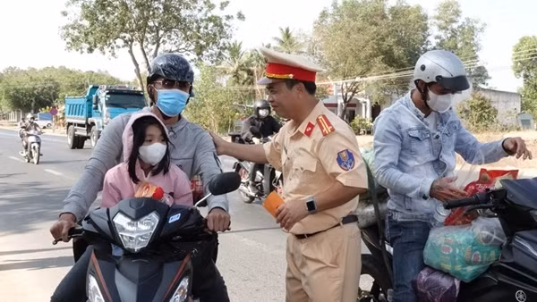 CSGT lan tỏa yêu thương cùng người dân về quê đón Tết