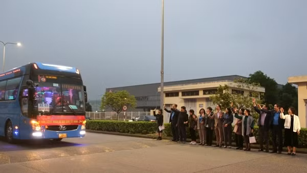 Thêm nhiều chuyến xe 0 đồng đưa công nhân và người thân về quê đón Tết