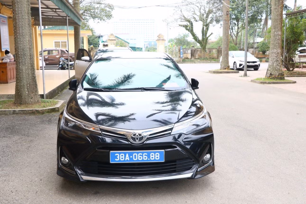 Xử phạt lái xe biển xanh lắp đèn, còi ưu tiên chở sếp đón người thân ở sân bay -0
