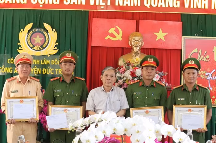 Khen thưởng lực lượng truy bắt nhanh tên cướp ngân hàng -0