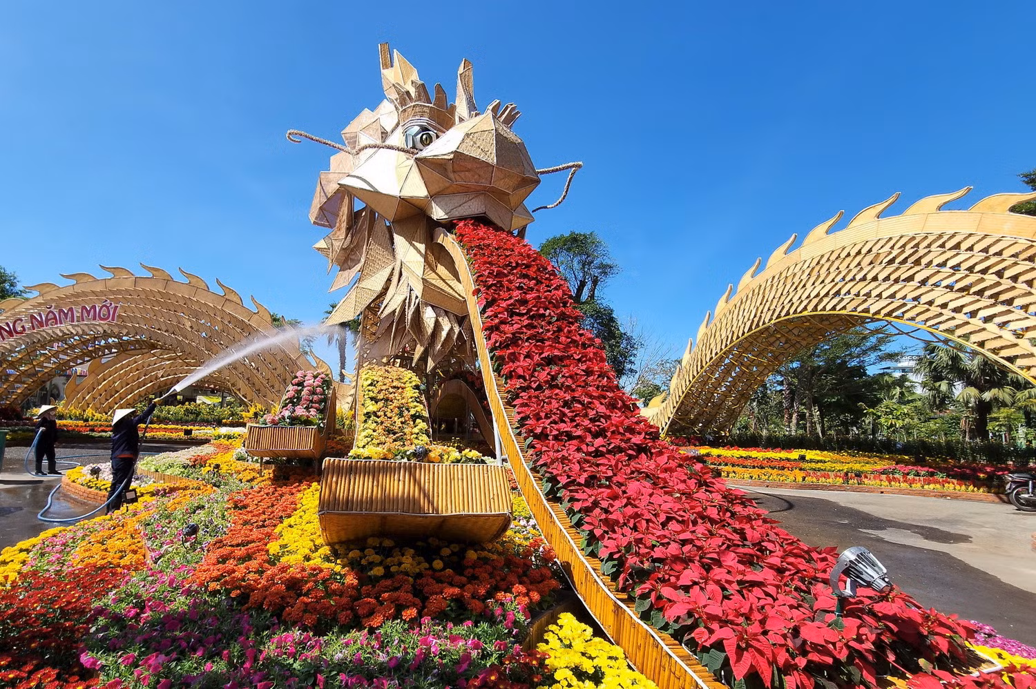 Nhiều điểm nhấn tươi mới trong đường hoa xuân Giáp Thìn ở TP Tuy Hòa -0