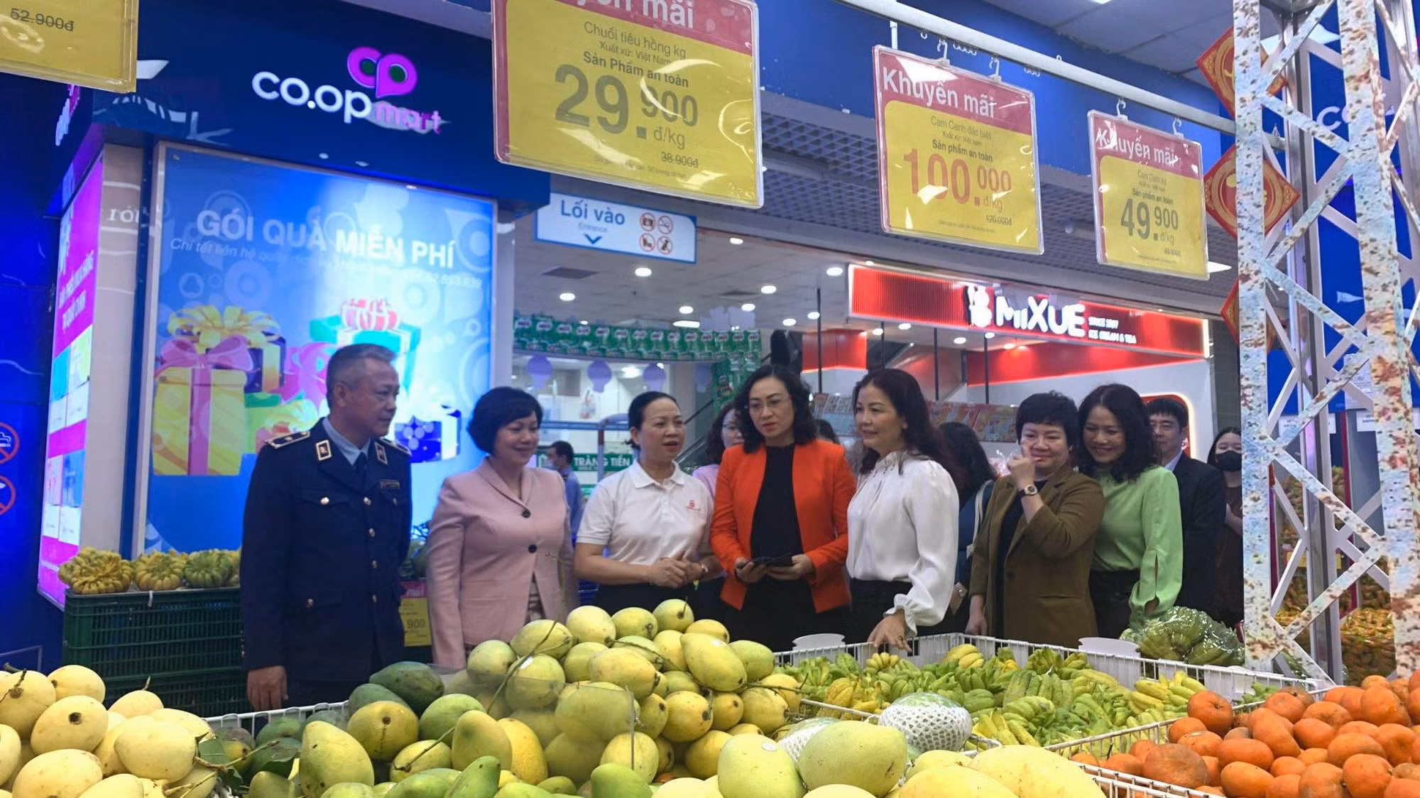 Chợ Tết: Người bán “ngóng” người mua -0