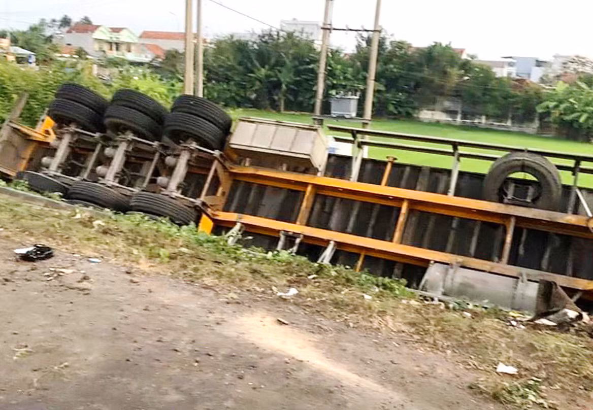 Xe đầu kéo lật bên lề đường sau khi “lùa” 4 ô tô du lịch và 1 xe máy dừng trước đèn đỏ -0