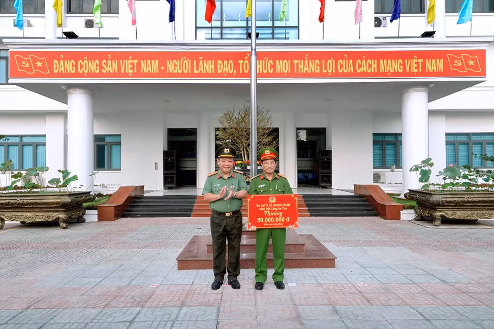 Thưởng nóng cho đơn vị có thành tích khám phá nhanh vụ người nước ngoài sát hại đồng hương -0