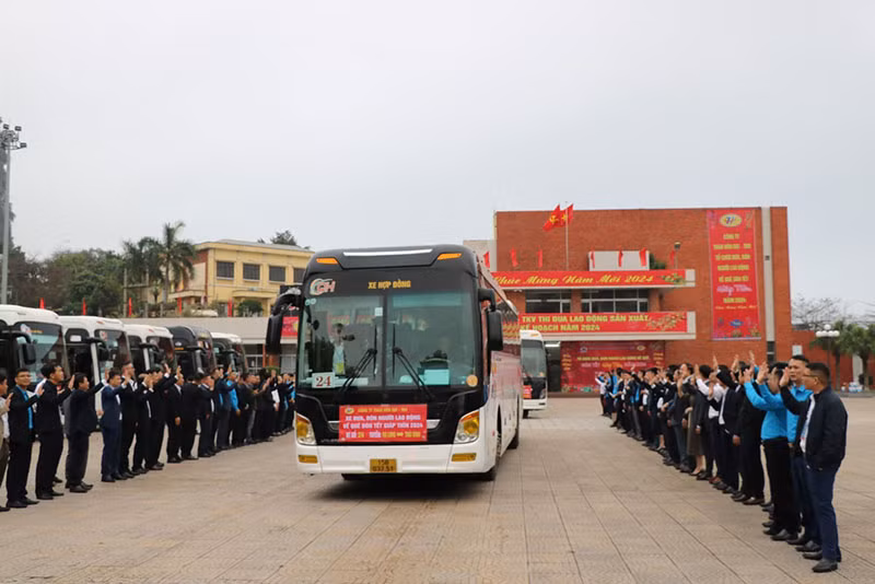 Những chuyến xe nghĩa tình đưa thợ mỏ về quê đón Tết -0