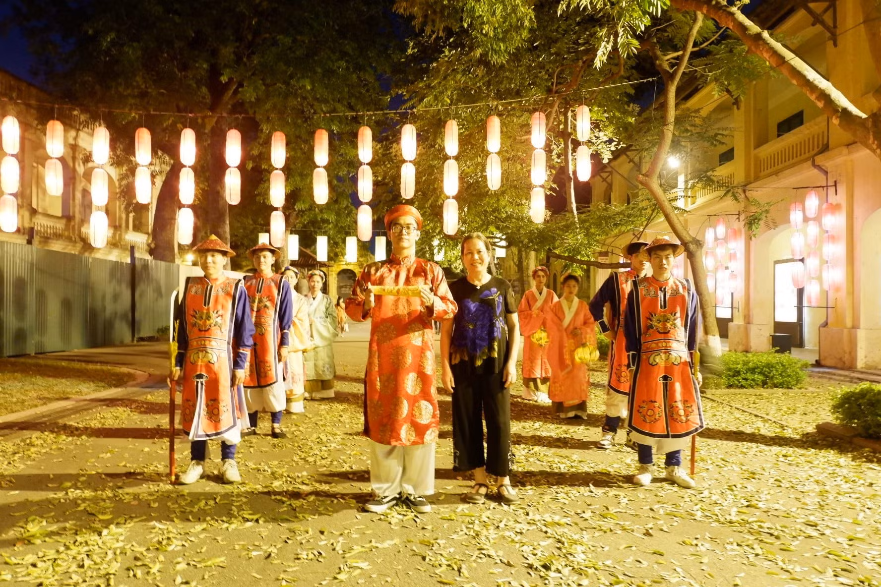 hình %3fnh tour dêm %3f hoàng thành thang long.jpg -0