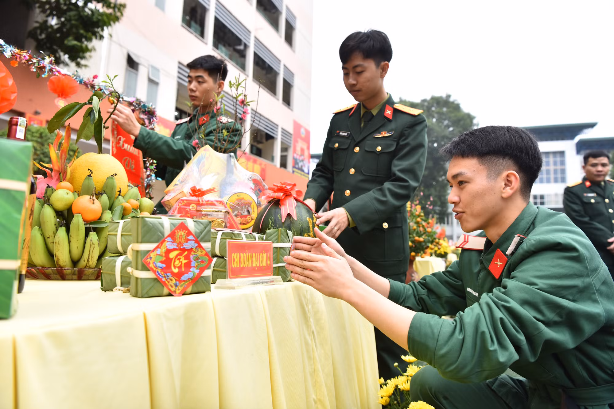 Hàng trăm&nbsp;bộ đội tham gia hội thi gói bánh chưng -0
