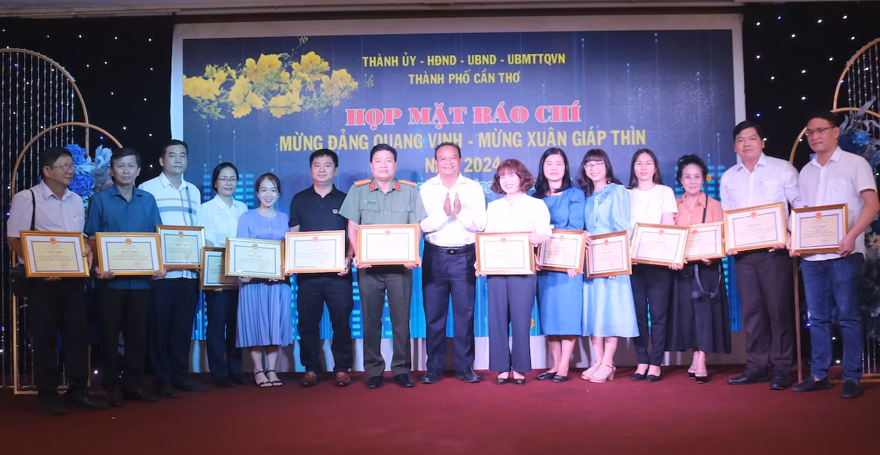 PV Báo CAND được Chủ tịch UBND TP Cần Thơ tặng Bằng khen -0