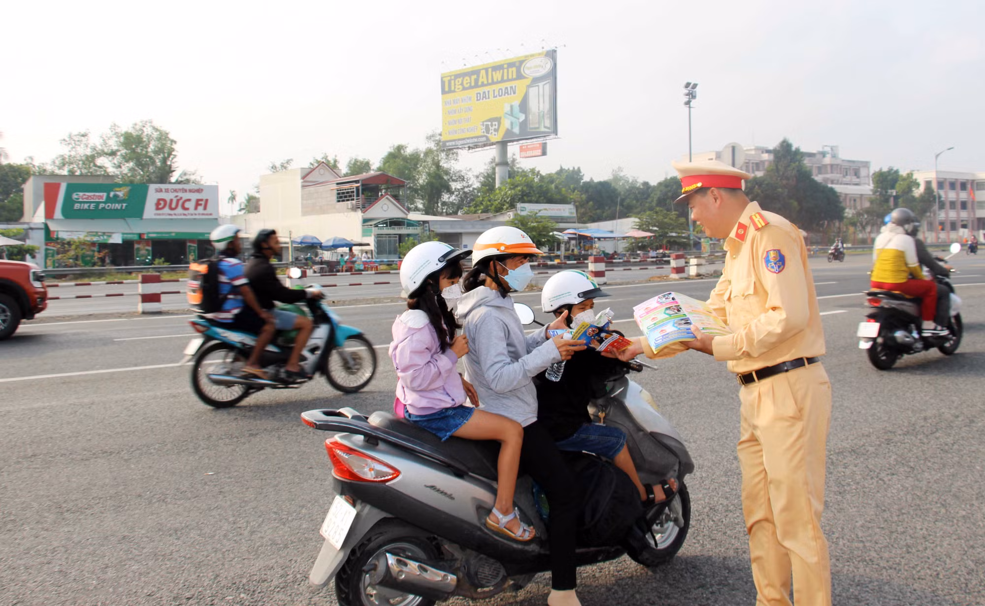 Trạm tiếp sức làm mát lòng người dân miền Tây về quê đón Tết ảnh 2