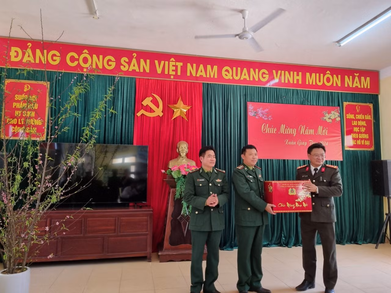 Công an Thừa Thiên Huế bàn giao 20 ngôi nhà cho các gia đình khó khăn -0