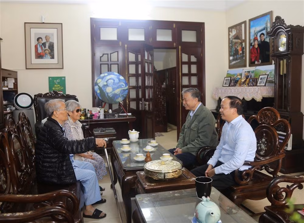 Bộ trưởng Tô Lâm thăm, chúc Tết gia đình nguyên Chủ tịch nước Trần Đức Lương và gia đình các đồng chí cố lãnh đạo Bộ Công an -0