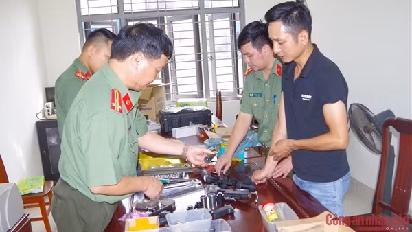 Thuê thợ cơ khí chế tạo súng quân dụng, chia nhỏ bộ phận "ship COD" bán kiếm lời