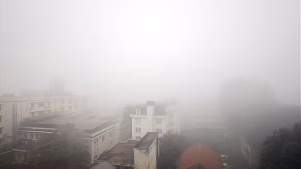 Hà Nội sương mù dày đặc giăng kín lối, 8h sáng xe vẫn phải bật đèn