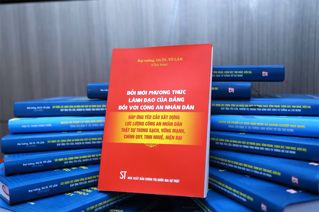 Ra mắt sách về đổi mới phương thức lãnh đạo của Đảng đối với CAND do Bộ trưởng Bộ CA chủ biên -0