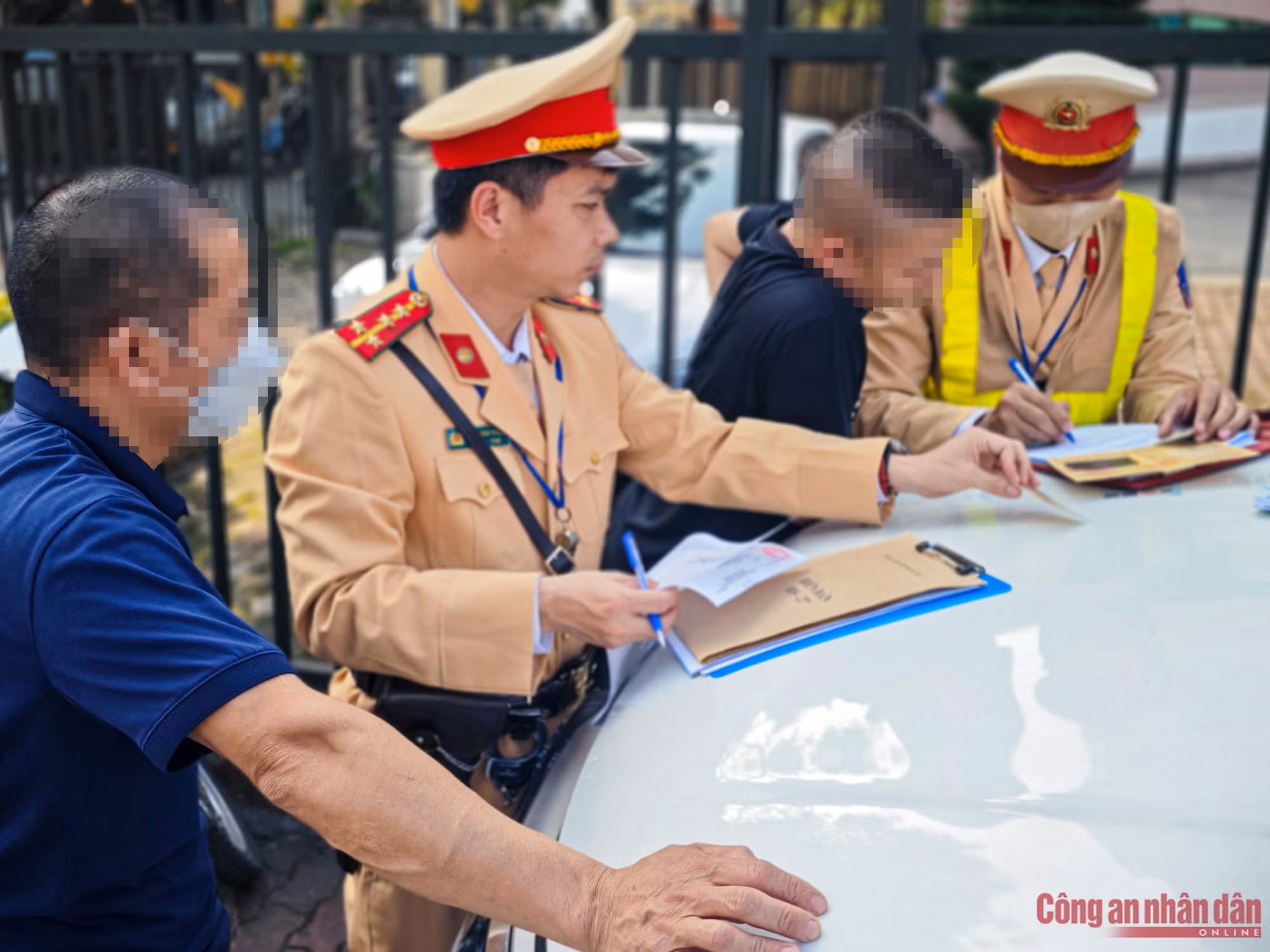 Cận Tết Nguyên đán, CSGT Hà Nội tăng cường xử lý xe khách vi phạm ảnh 8 Cận Tết Nguyên đán, CSGT Hà Nội tăng cường xử lý xe khách vi phạm -0
