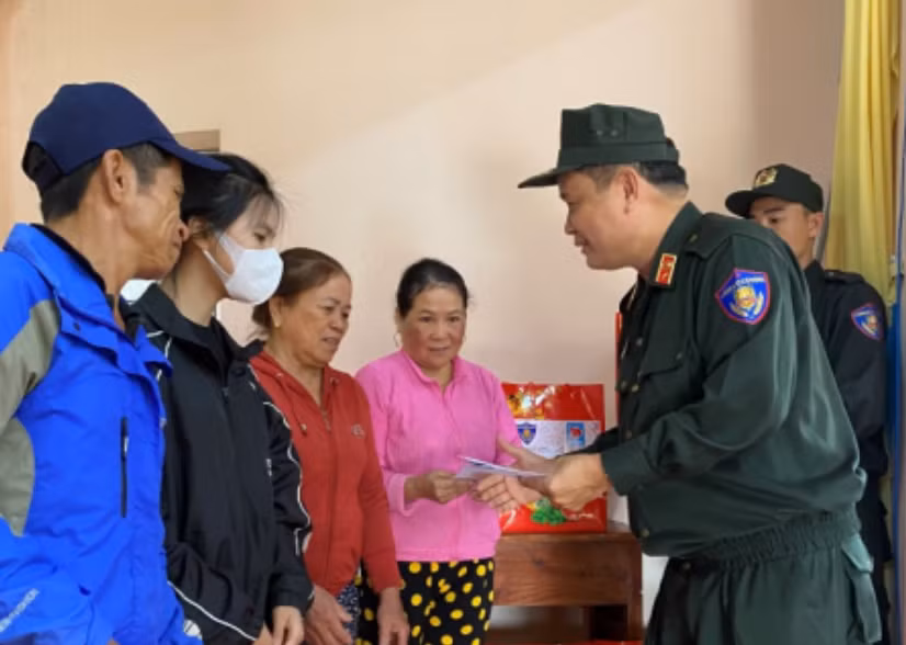 Mang “Xuân yêu thương, đong đầy hạnh phúc” đến với người dân xã anh Hùng Hòa Liên -0