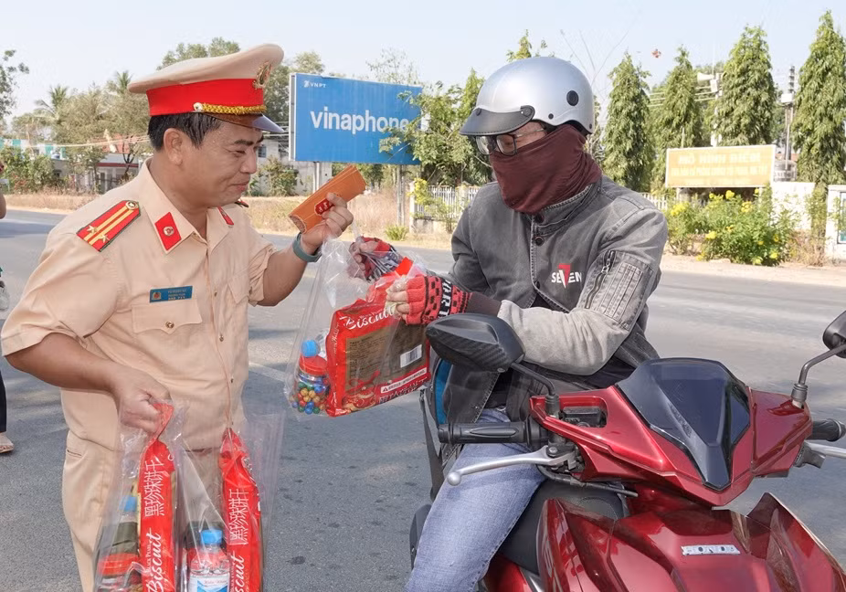 Lan tỏa yêu thương cùng người dân về quê đón Tết -0