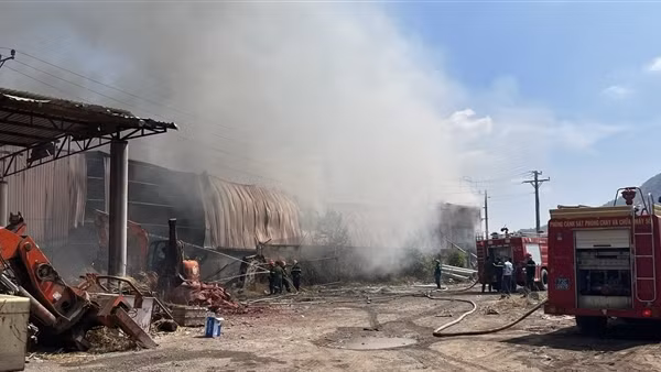 Dập tắt đám cháy lớn ở kho chứa vải vụn