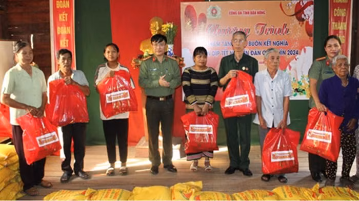 Hai em mồ côi cha mẹ được đón Tết trong căn nhà mới -0