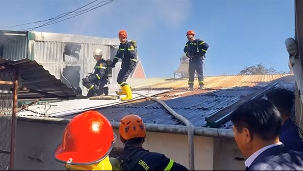 Cháy nhà trong hẻm thiêu rụi tài sản một gia đình