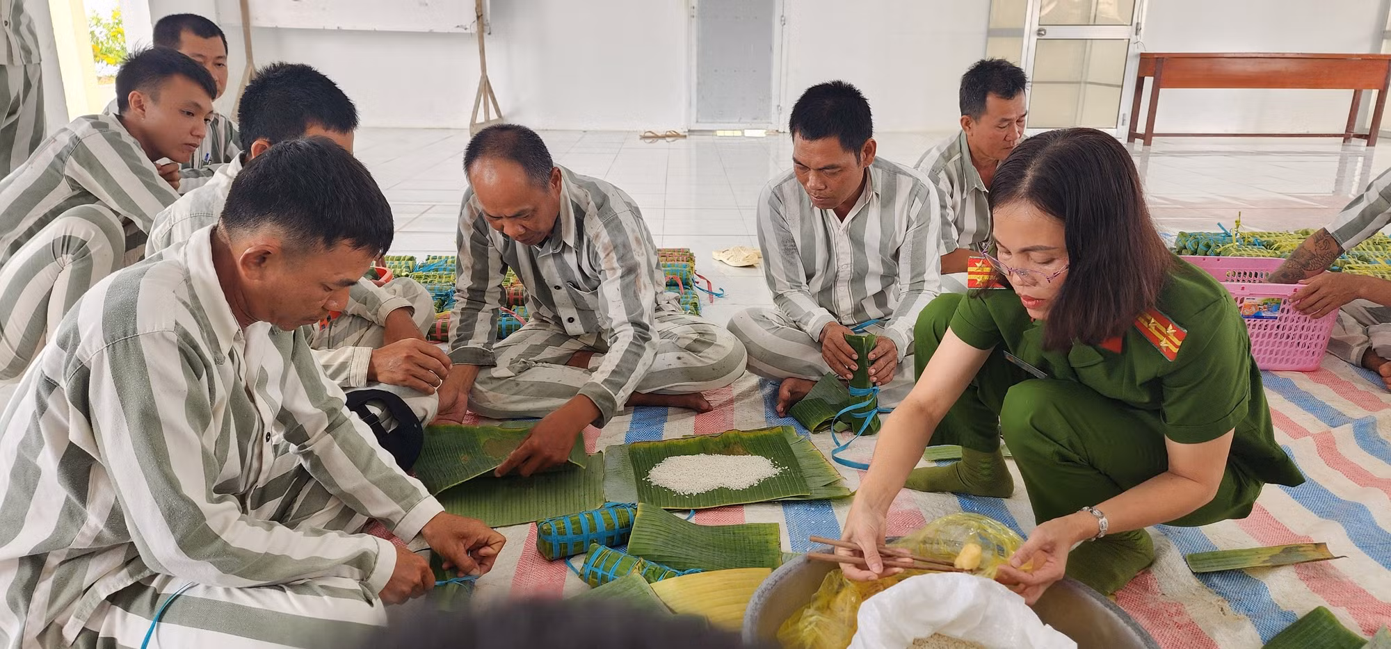 goi banh tet.jpg -0