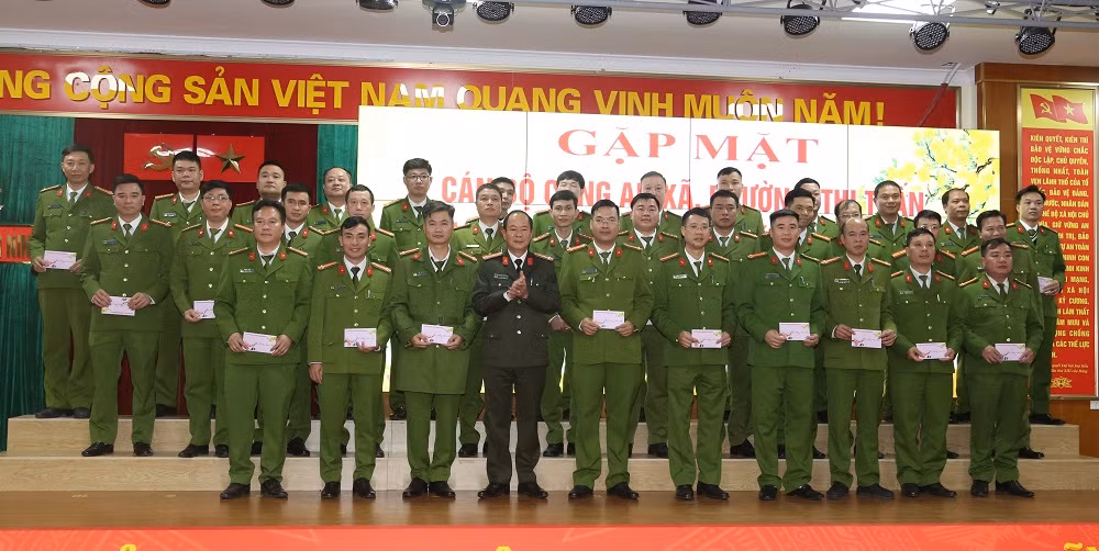 đại tá vũ thanh tùng - phó giám đốc công an tỉnh tặng quà cho các xã, phường, thị trấn nhân dịp tết nguyên đán.jpg -0