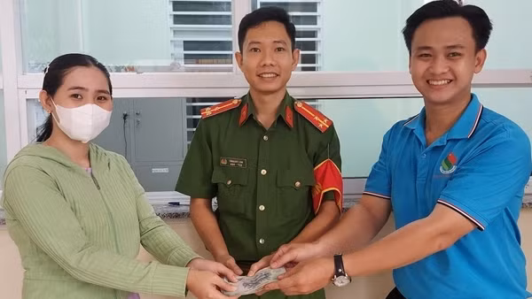 Nam sinh viên nhặt được ví tiền nhờ Công an tìm trả lại người đánh rơi
