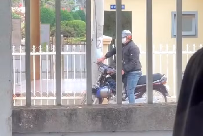 Tên cướp chỉa súng vào nhân viên ngân hàng cướp hàng tỷ đồng -0