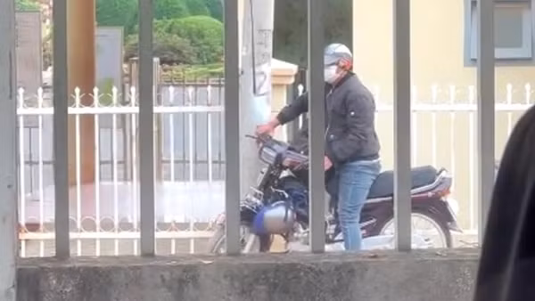Tên cướp chĩa súng vào nhân viên ngân hàng cướp hàng tỷ đồng