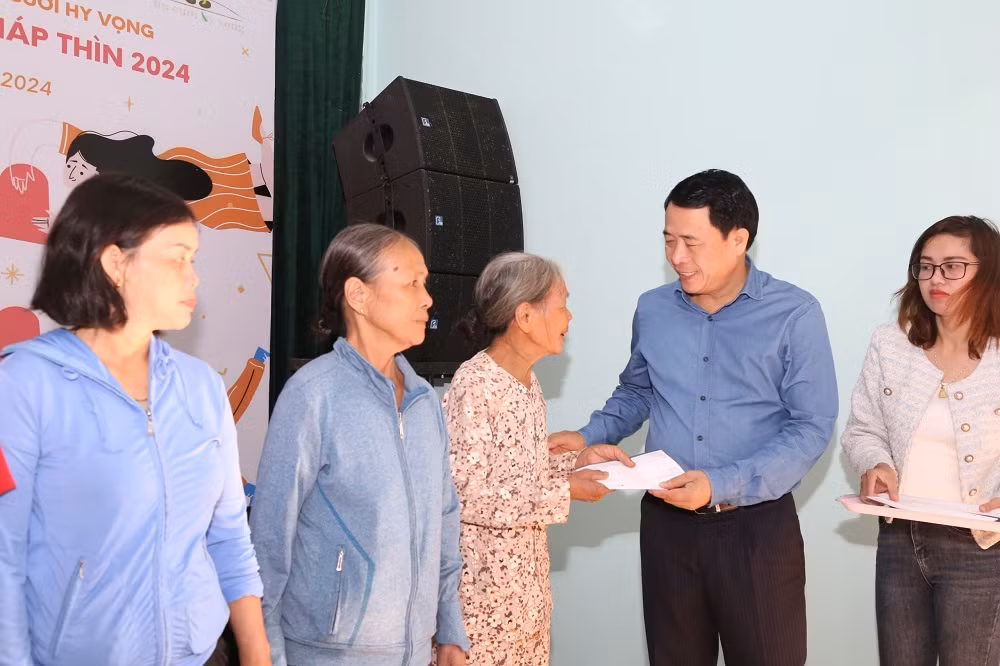 Thứ trưởng Bộ Công an Lê Quốc Hùng thăm Công an xã, tặng 1000 phần quà cho hộ gia đình có hoàn cảnh khó khăn -0