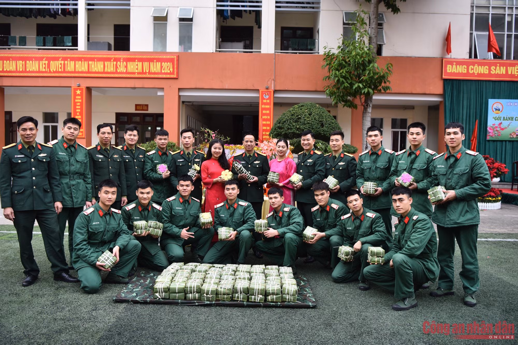 Hàng trăm&nbsp;bộ đội tham gia hội thi gói bánh chưng -0