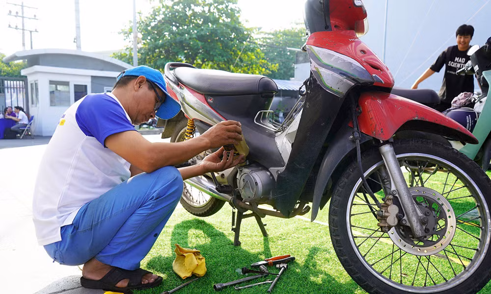 ngu%3fi lao d%3fng s%3f c%3fm th%3fy %3fm lòng khi du%3fc s%3fa xe mi%3fn phí-%3fn an phuong.jpg -1