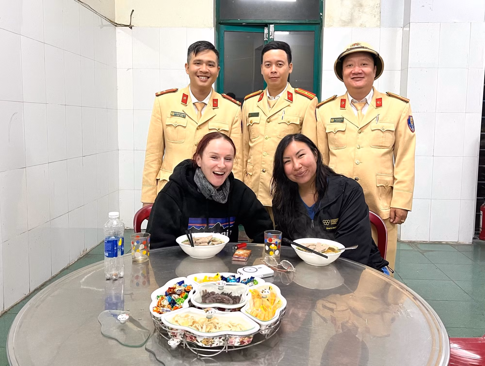 CSGT đón Tết ngoài đường đêm giao thừa -0