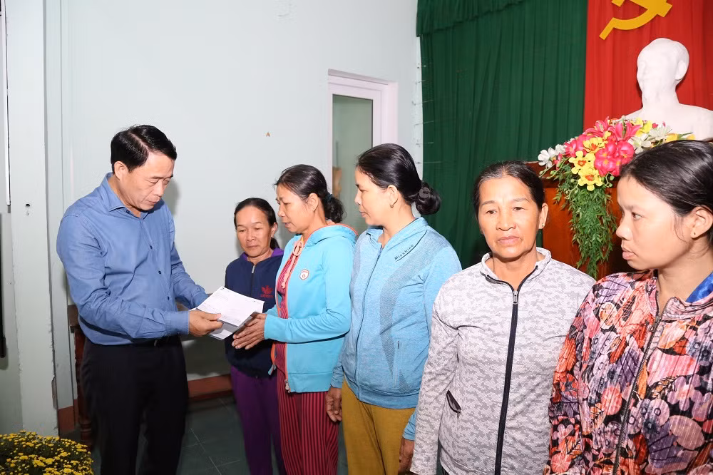 Thứ trưởng Bộ Công an Lê Quốc Hùng thăm Công an xã, tặng 1000 phần quà cho hộ gia đình có hoàn cảnh khó khăn -0