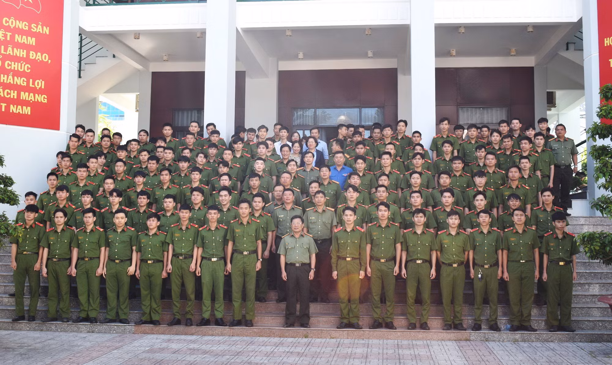 246 chiến sĩ nghĩa vụ CAND xuất ngũ năm 2024 ở Khánh Hòa được tư vấn học nghề và hướng nghiệp -0