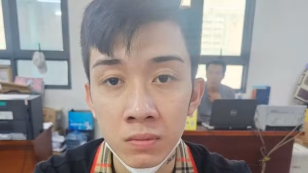 Đối tượng truy nã bị bắt khi trên đường đi mua sắm Tết