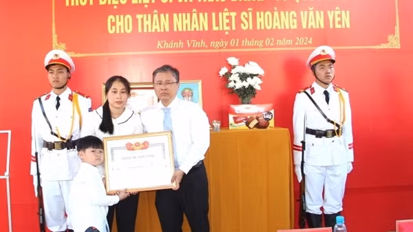 Trao bằng Tổ quốc ghi công cho thân nhân Liệt sĩ Hoàng Văn Yên