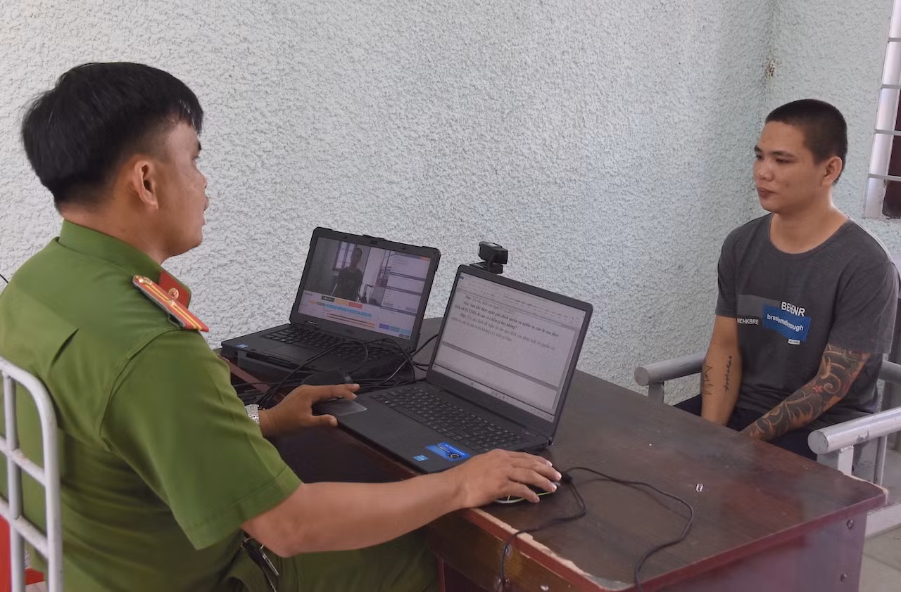 công an huyện tân phước lấy lời khai trần văn trường. ảnh trọng tín.jpeg -0