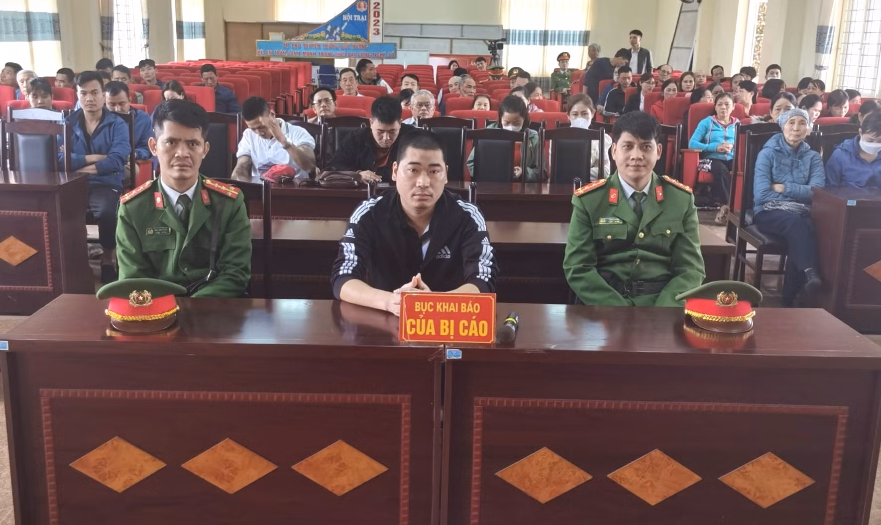 Bị xử phạt 45 tháng tù vì tàng trữ 41,5kg pháo nổ -0