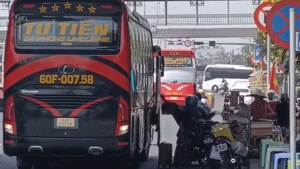 Bát nháo nạn “xe dù, bến cóc” giáp Tết ở TP Hồ Chí Minh
