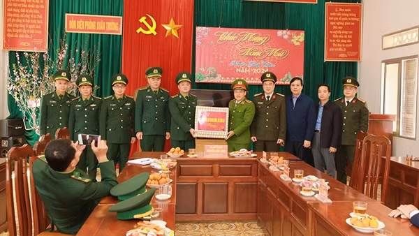 Thứ trưởng Nguyễn Văn Long chúc Tết các đơn vị vũ trang trên địa bàn tỉnh Cao Bằng