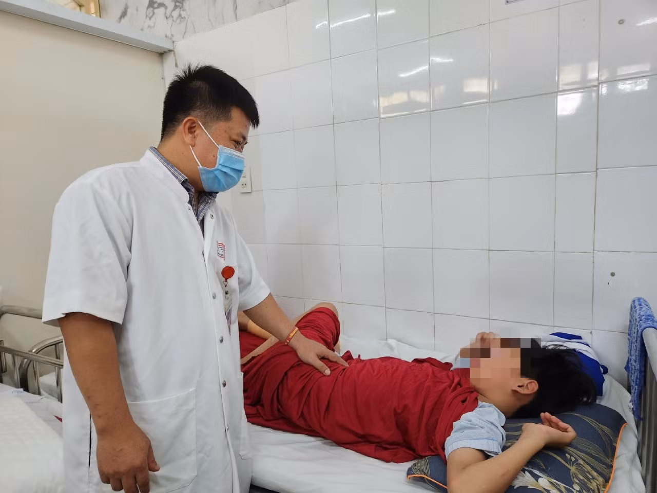 Đốt pháo mua qua mạng, 4 trẻ ở Huế bị bỏng nặng phải nhập viện -0
