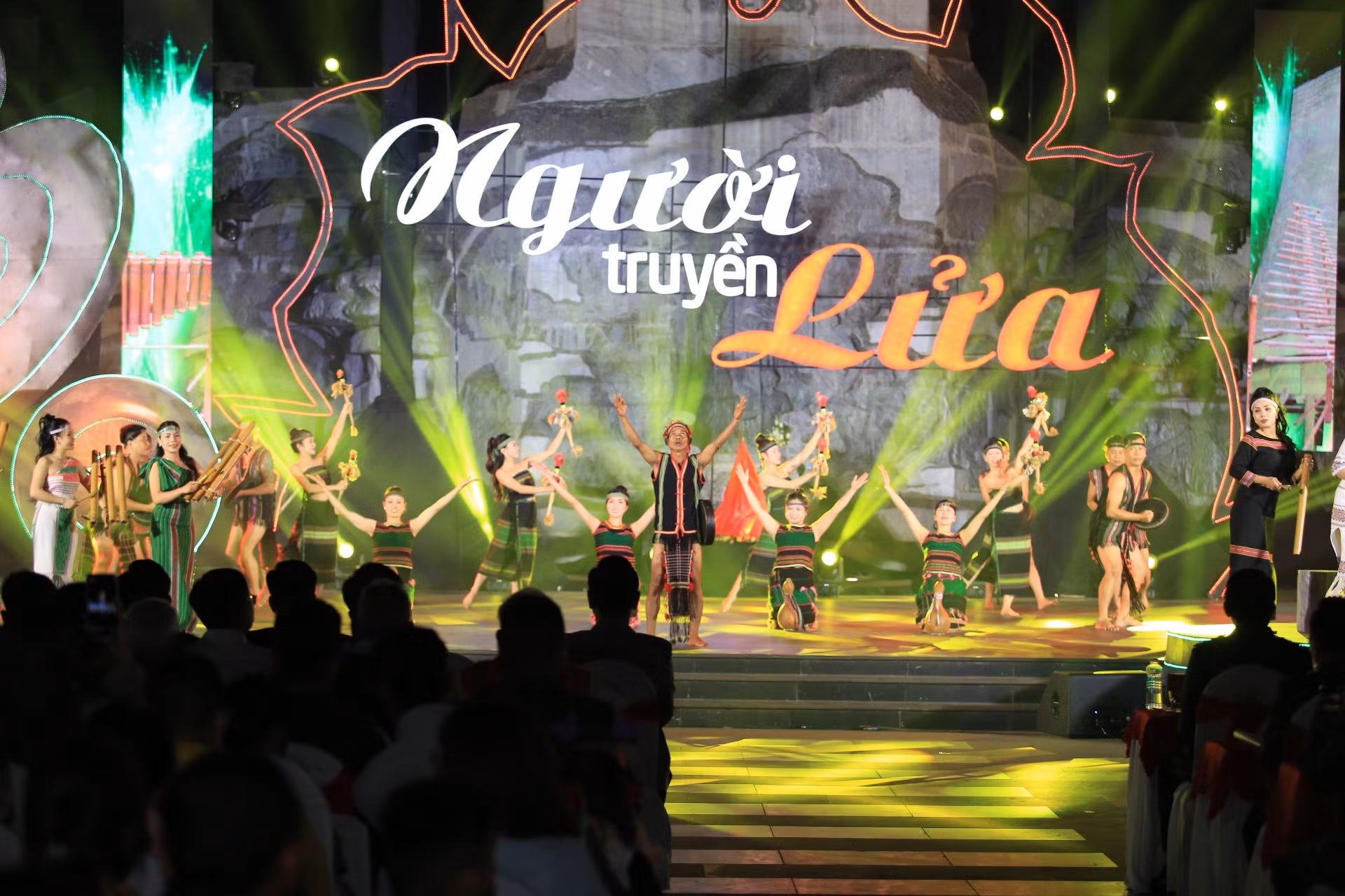 Xúc động đêm giao lưu nghệ thuật “Người truyền lửa” -0