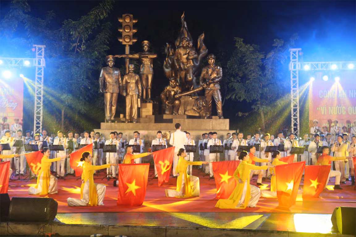 Đại tướng Tô Lâm dự chương trình nghệ thuật mừng Đảng, mừng Xuân 2024 -0