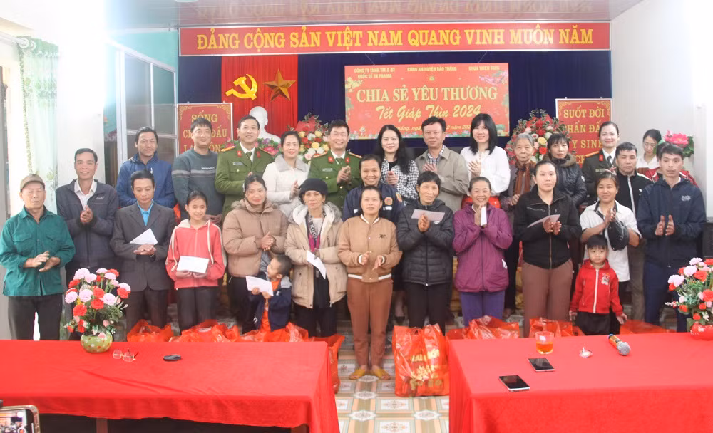 Công an huyện Bảo Thắng tặng nhà tình nghĩa cho đồng bào nghèo -0
